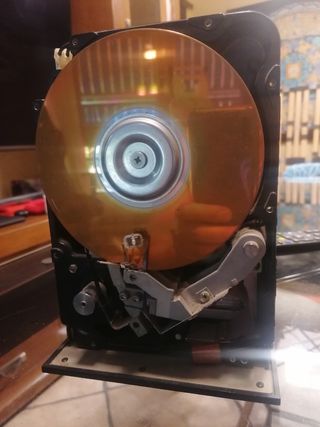 Disco duro antiguo abierto