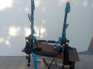 Portabicicletas marca B-TWIN es para  3 bicis. 