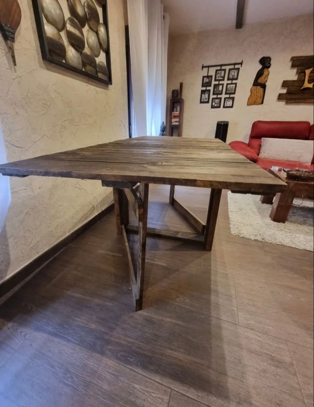 Mesa plegable de madera oscura.
