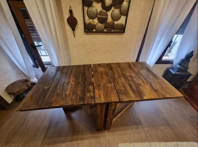 Mesa plegable de madera oscura.