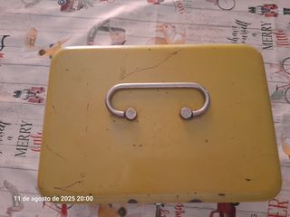 Caja fuerte pequeña vintage amarilla