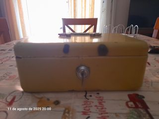 Caja fuerte pequeña vintage amarilla