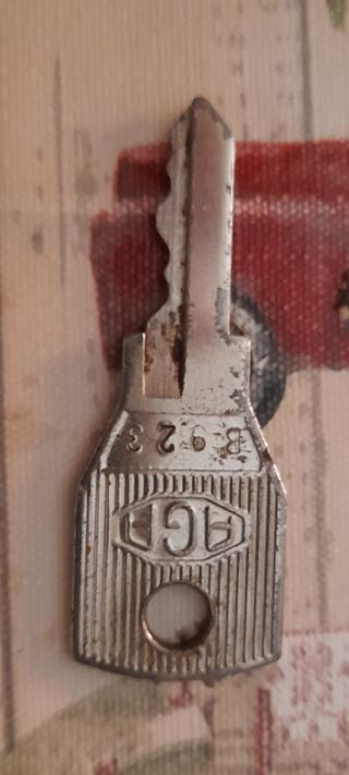 Caja fuerte pequeña vintage amarilla