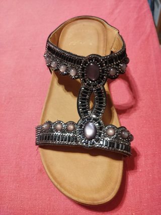Sandalias joya tonos morados.