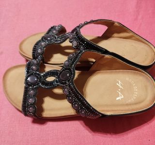Sandalias joya tonos morados.