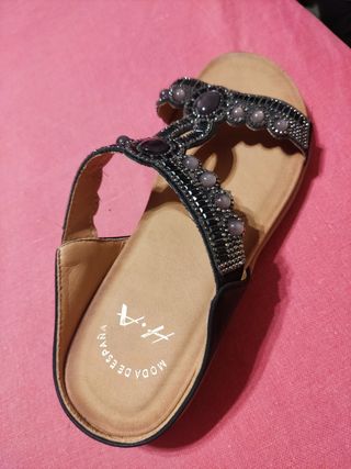 Sandalias joya tonos morados.