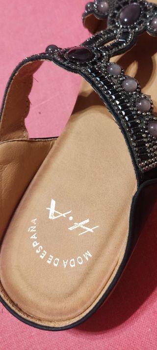 Sandalias joya tonos morados.