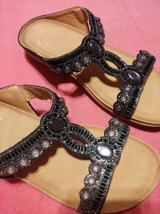 Sandalias joya tonos morados.