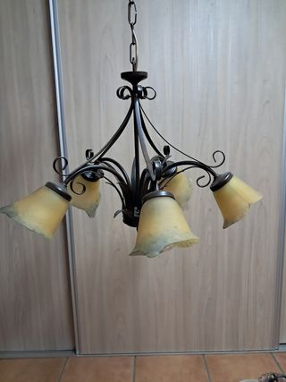 Lámpara forja 5 tulipas beige