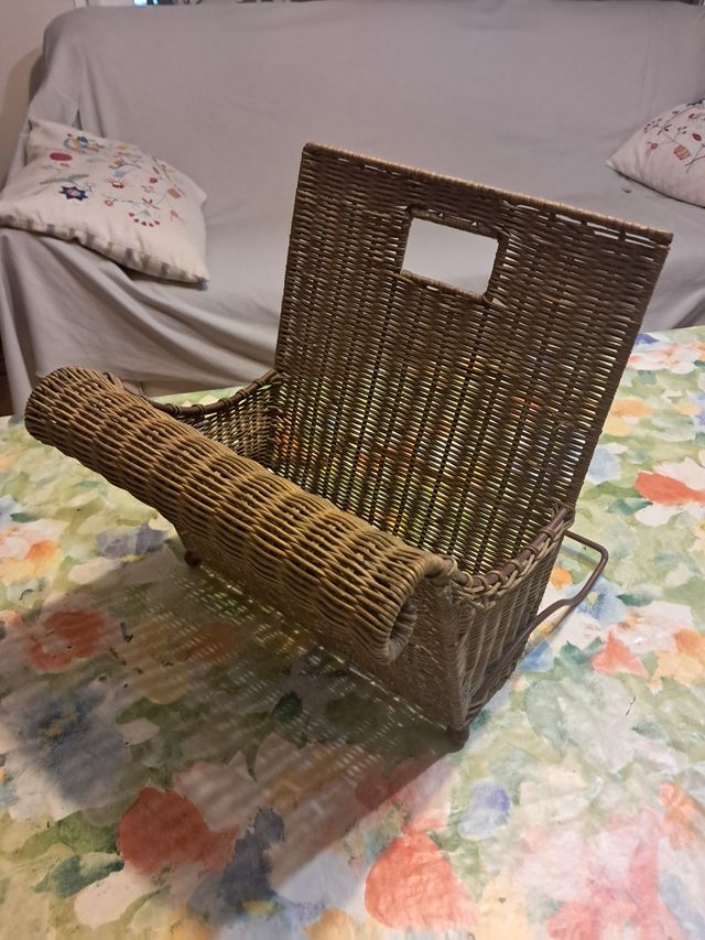 Revistero vintage ratán y forja, no se vuelca