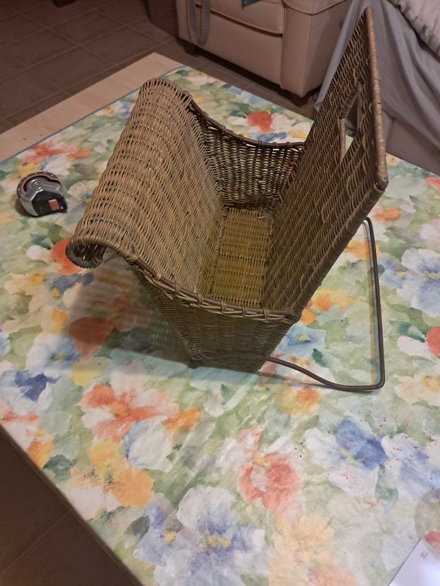 Revistero vintage ratán y forja, no se vuelca