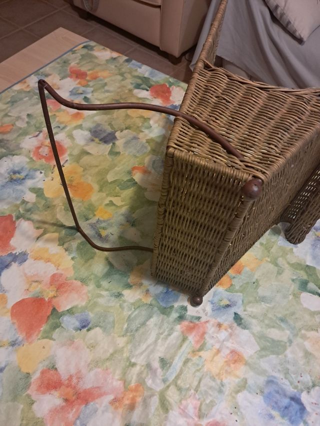 Revistero vintage ratán y forja, no se vuelca