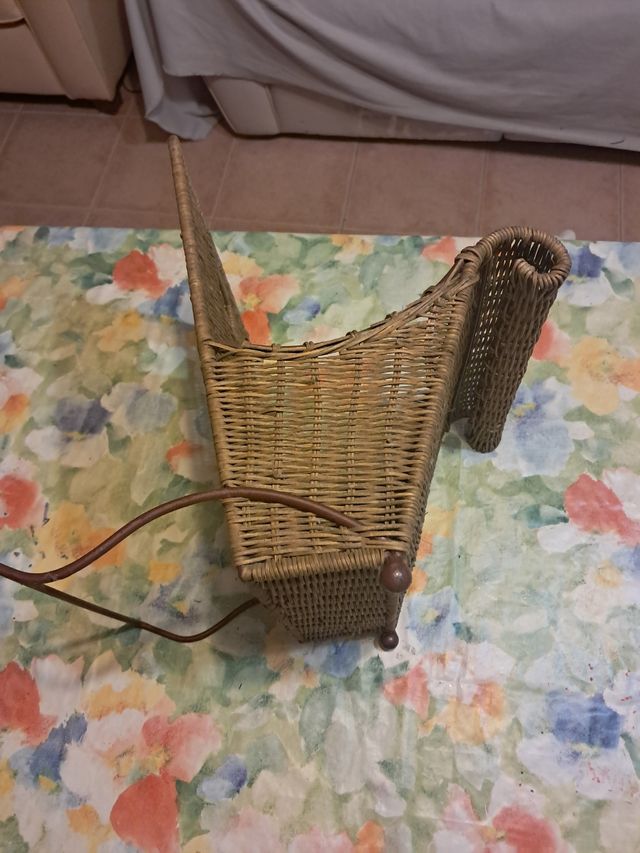 Revistero vintage ratán y forja, no se vuelca