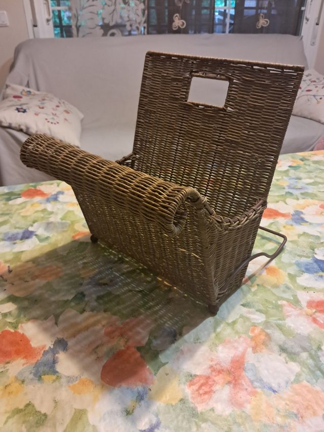 Revistero vintage ratán y forja, no se vuelca