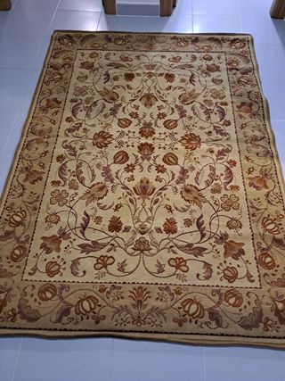 Alfombra beige y marrón