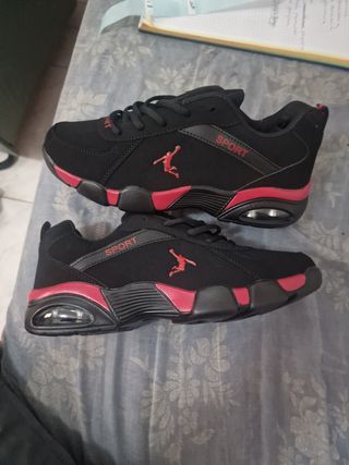 Zapatillas deportivas negras y rojas