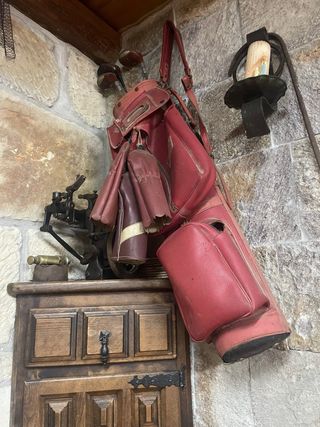 Bolsa golf antigua roja con palos de madera