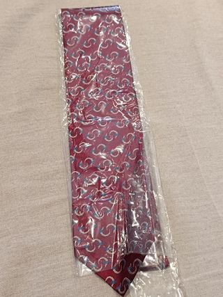 Corbata 60% seda granate.