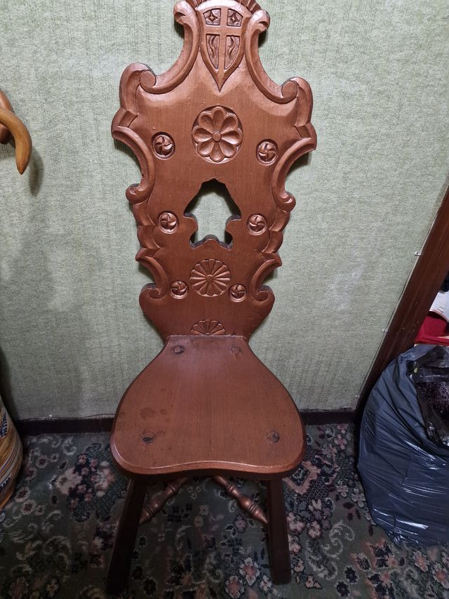 Sillas antiguas de madera tallada