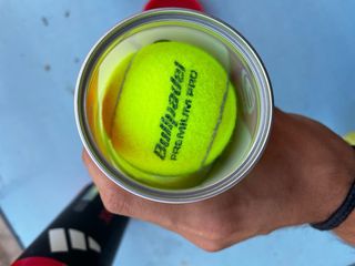 3 botes pelotas padel Adidas, Bullpadel, Dunlop