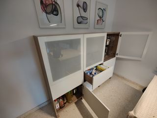 Aparador puertas blancas brillo y mueble madera