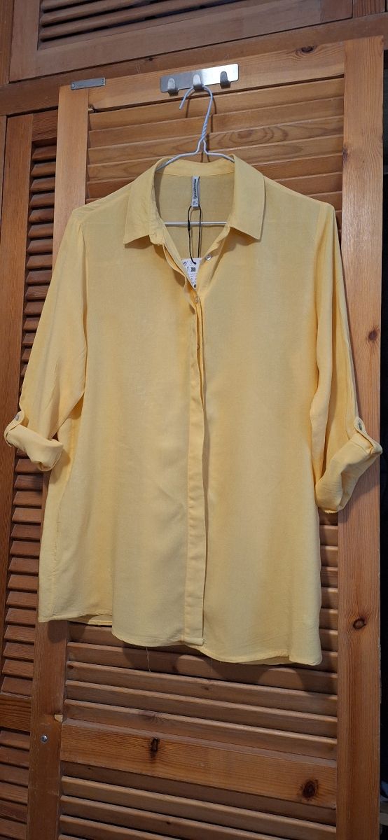 Camisa amarilla Stradivarius talla S