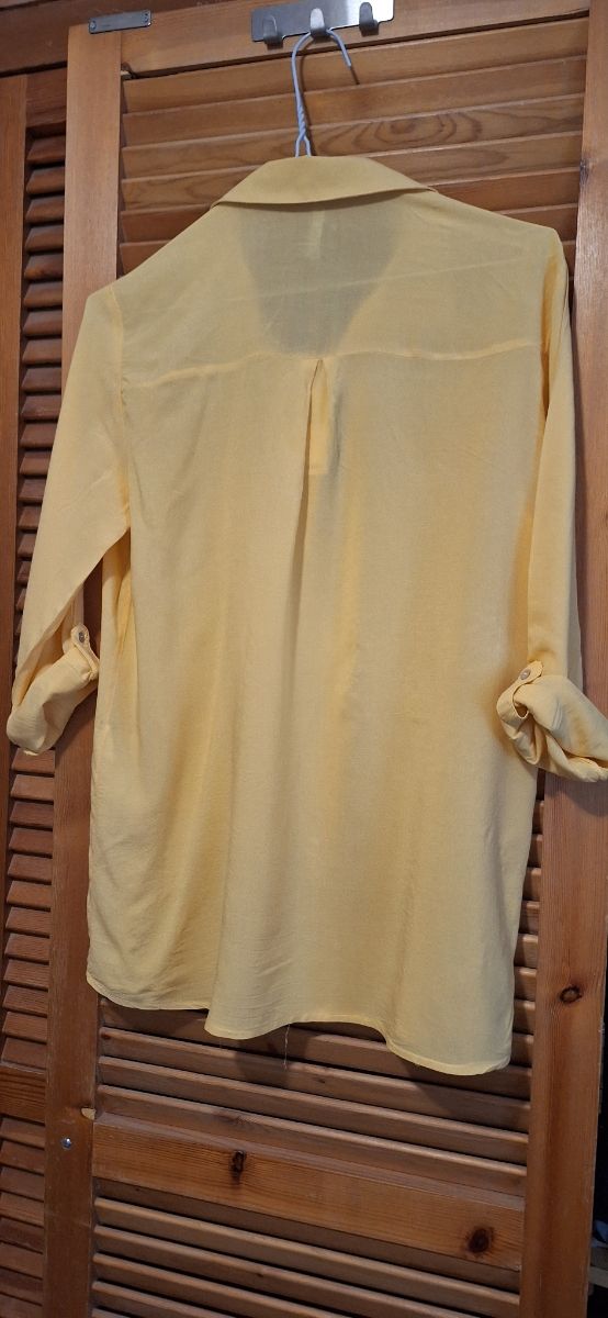 Camisa amarilla Stradivarius talla S