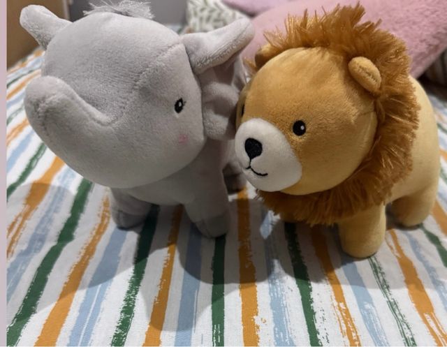 Peluches León y Elefante