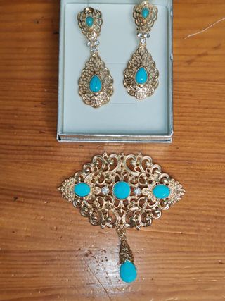 Pendientes y broche dorados baturra regional