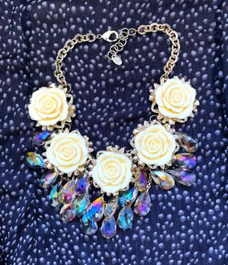 Collar Teria Yabar - beige y dorado