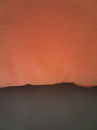 Almofada laranja decorativa