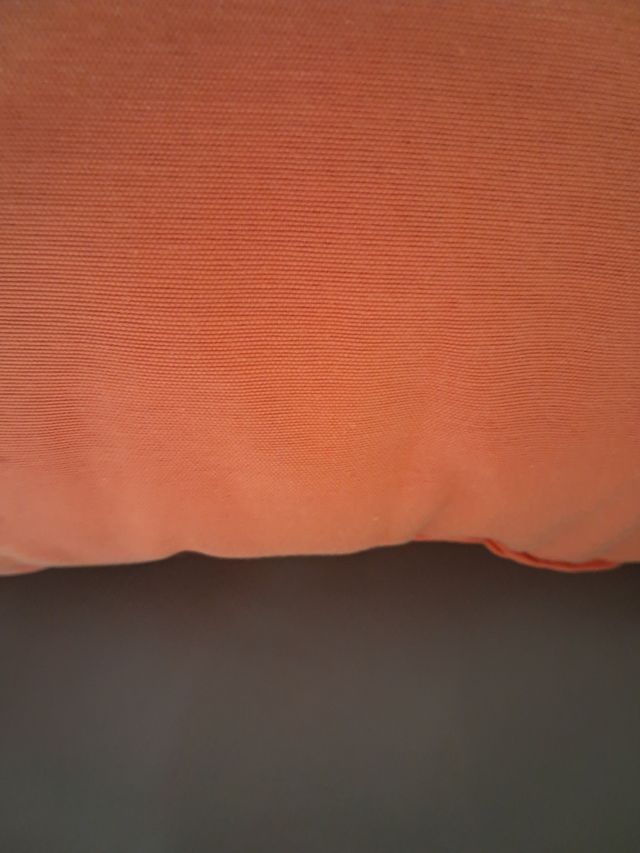 Almofada laranja decorativa