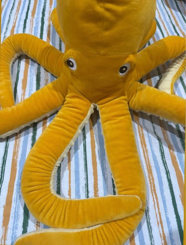 Pulpo peluche amarillo gigante