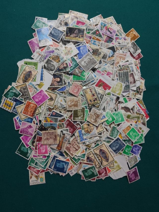 Lote de + 700 sellos españoles usados 13€