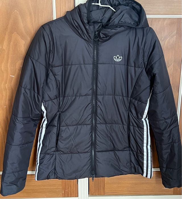 Chaqueta Adidas negra con capucha