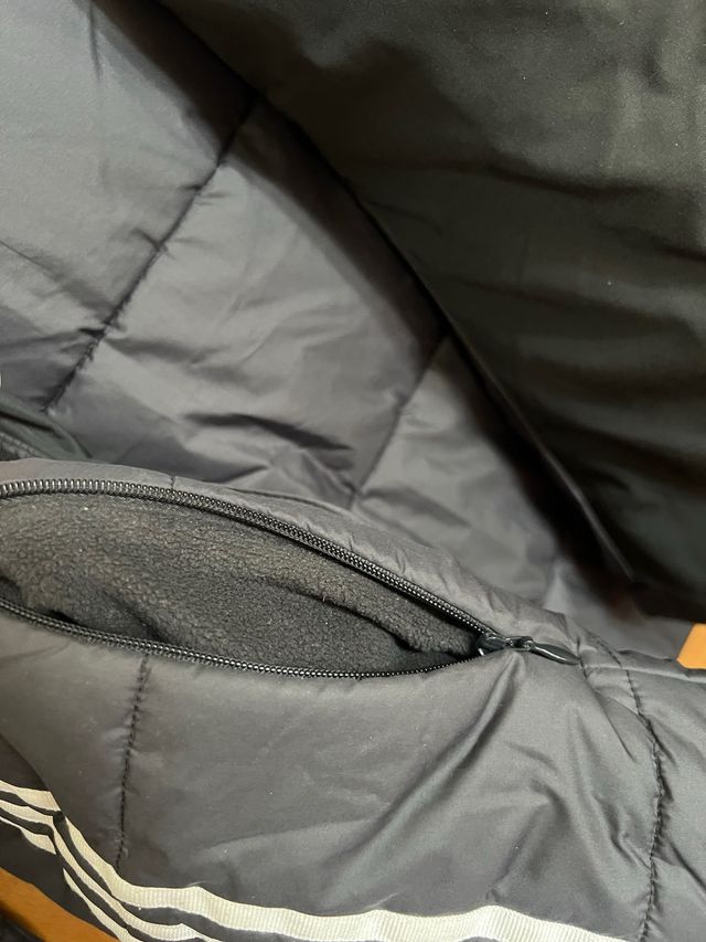 Chaqueta Adidas negra con capucha