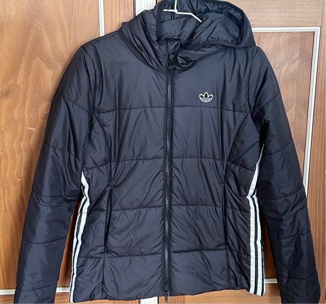 Chaqueta Adidas negra con capucha