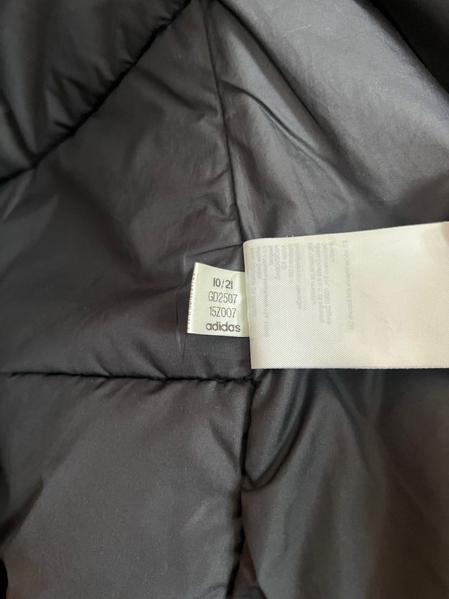 Chaqueta Adidas negra con capucha