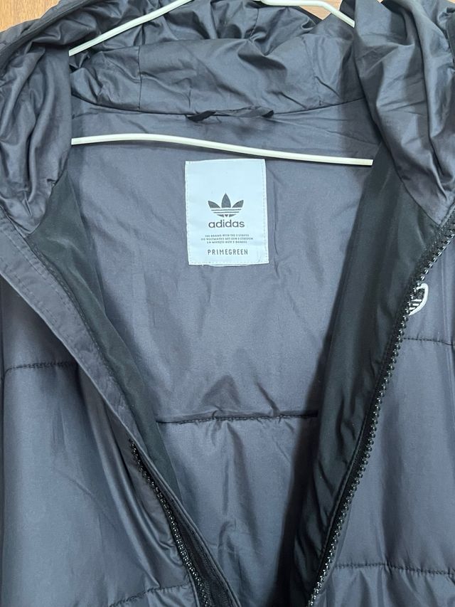 Chaqueta Adidas negra con capucha