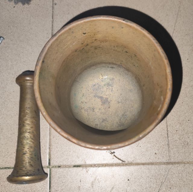 Mortero bronce antiguo