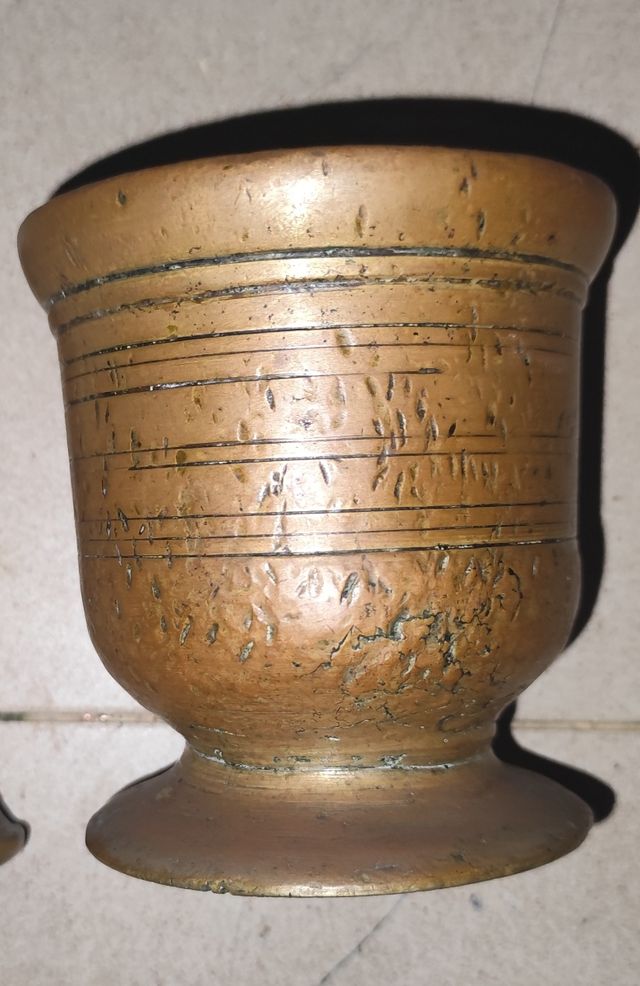Mortero bronce antiguo