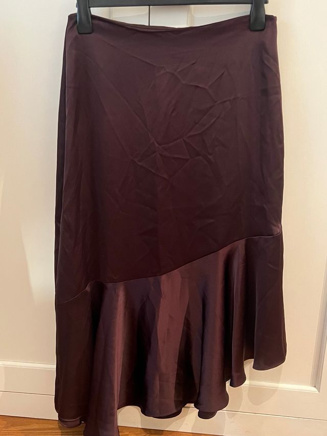 Falda midi marrón satinada