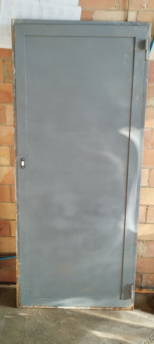 Puerta metálica - 170cm alto x75cm ancho