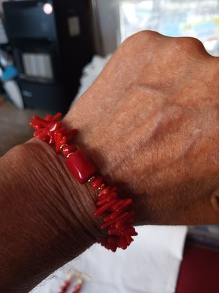 Pulsera y pendientes coral rojo. Hipoalergenicos.