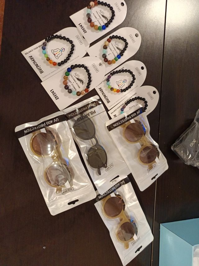 Ale-Hop: Pulseras y gafas de sol