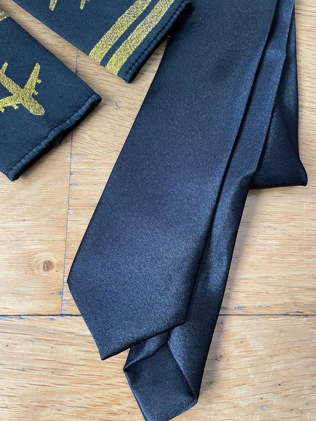 Complementos disfraz piloto comercial.