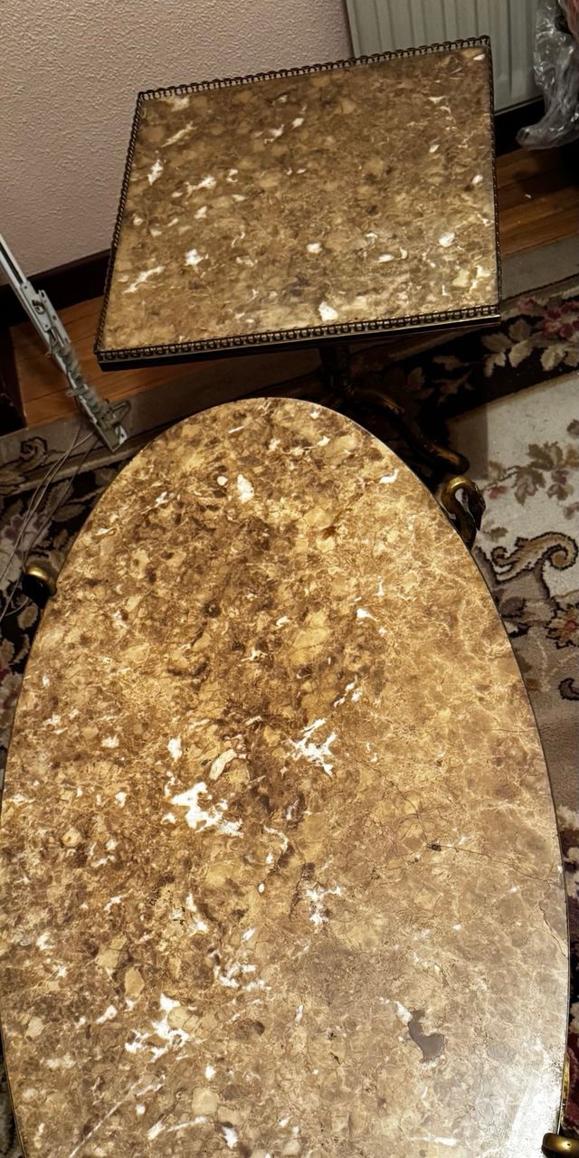 Mesa central oval em mármore e bronze.