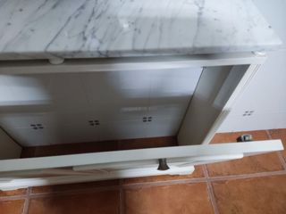Mueble radiador lacado en blanco, tapa de mármol