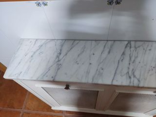 Mueble radiador lacado en blanco, tapa de mármol