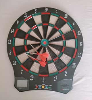 Diana electrónica con 3 dardos